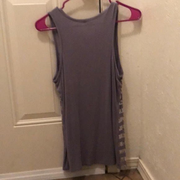 Tank tops - Picture 2 of 3